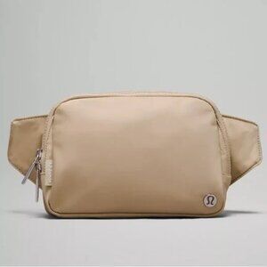 Lululemon Everywhere Belt Bag 2L in Trench